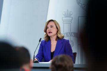 La ministra de educación, formación profesional, y deportes, Pilar Alegría, durante la rueda de prensa posterior al Consejo de Ministros en el  Palacio de la Moncloa, a 4 de noviembre de 2025,