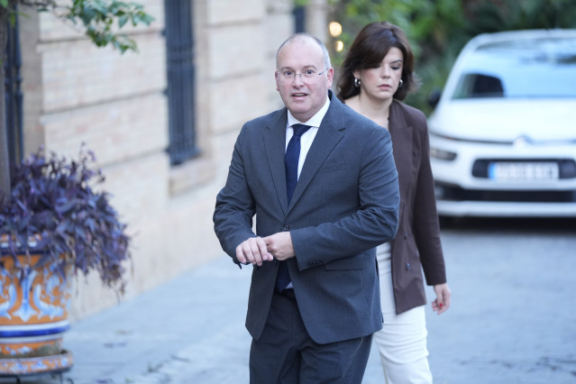 El secretario general del PP, Miguel Tellado, a su llegada al desayuno informativo de Fórum Europa Tribuna Andalucía, donde presenta al alcalde de Sevilla, José Luis Sanz. A 24 de octubre de 2025, en Sevilla (Andalucía, España).