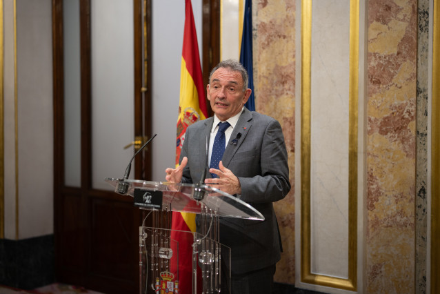 El diputado de Sumar Enrique Santiago, ofrece declaraciones durante un pleno del Congreso de los Diputados, a 28 de octubre de 2025, en Madrid (España).