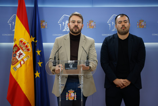 El diputado de Sumar Alberto Ibáñez (i) y el diputado de IU Nahuel González (d) durante una rueda de prensa, en el Congreso de los Diputados, a 4 de noviembre de 2025, en Madrid (España).