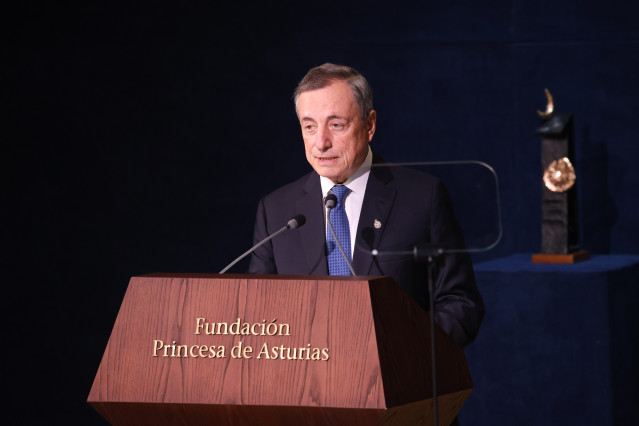 Mario Draghi, Premio Princesa de Asturias de Cooperación Internacional 2025, durante la ceremonia de los Premios Princesa de Asturias 2025 celebrados en el Teatro Campoamor, a 24 de octubre de 2025, en Oviedo (España). a Fundación Princesa de Asturias ha