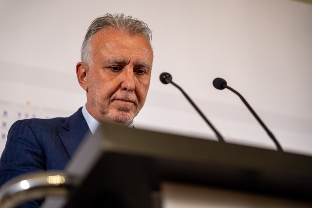 El ministro de Política Territorial y Memoria Democrática, Ángel Víctor Torres, comparece en rueda de prensa, en el Ministerio de Política Territorial y Memoria Democrática, a 4 de noviembre de 2025, en Madrid (España).