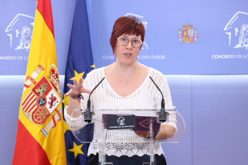 La diputada del grupo parlamentario Mixto, Águeda Micó, durante una rueda de prensa, en el Congreso de los Diputados, a 28 de octubre de 2025, en Madrid (España).