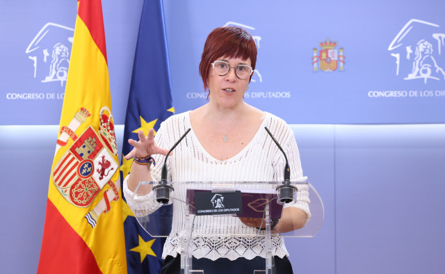 La diputada del grupo parlamentario Mixto, Águeda Micó, durante una rueda de prensa, en el Congreso de los Diputados, a 28 de octubre de 2025, en Madrid (España).