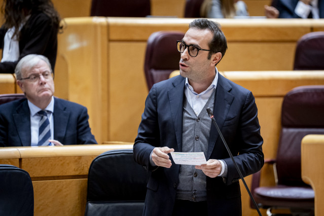 El ministro de Economía, Comercio y Empresa, Carlos Cuerpo, interviene durante una sesión plenaria