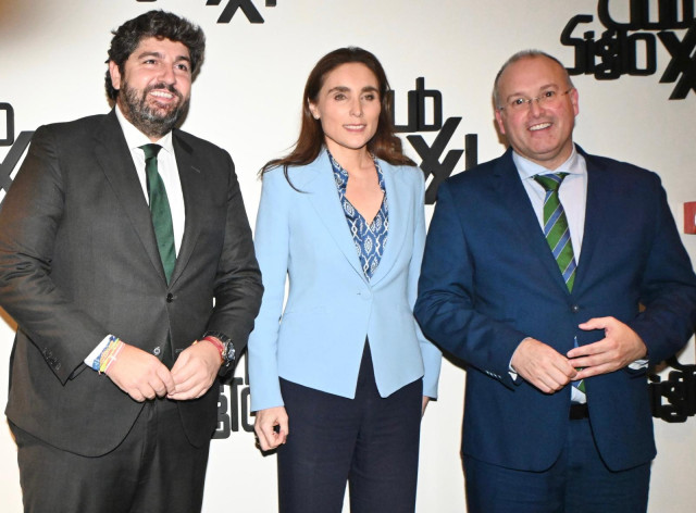 El presidente de Murcia, Fernando López Miras, presenta la conferencia del secretario general del PP, Miguel Tellado, en el Club Siglo XXI.