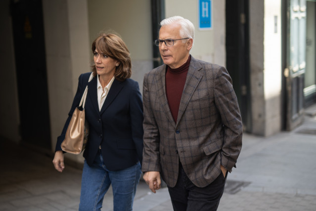 Archivo - La exfiscal general del Estado, Dolores Delgado, y el juez Baltasar Garzón a su llegada a la clausura del acto de entrega del 'Premio CEDRO', a 25 de abril de 2025, en Madrid (España).