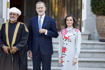 (I-D) El Sultán de Omán, Haitham Bin Tarik, el rey Felipe VI y la reina Letizia atienden a los medios antes de dar comienzo al almuerzo en el Palacio de La Zarzuela, a 04 de noviembre de 2025, en Ma