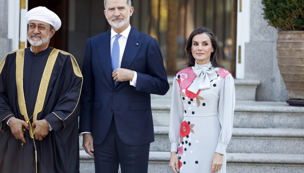 (I-D) El Sultán de Omán, Haitham Bin Tarik, el rey Felipe VI y la reina Letizia atienden a los medios antes de dar comienzo al almuerzo en el Palacio de La Zarzuela, a 04 de noviembre de 2025, en Ma