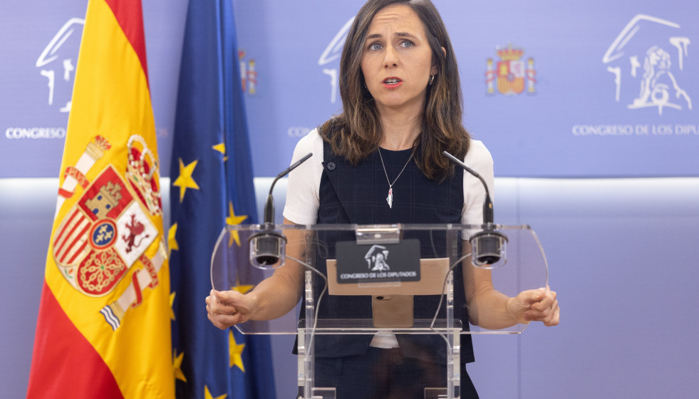 La portavoz de Podemos en el Congreso, Ione Belarra, durante una rueda de prensa anterior a la Junta de Portavoces, en el Congreso de los Diputados, a 7 de octubre de 2025, en Madrid (España).