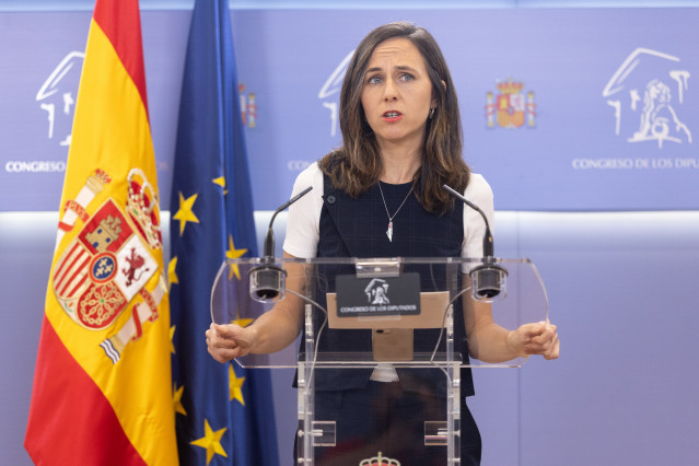 La portavoz de Podemos en el Congreso, Ione Belarra, durante una rueda de prensa anterior a la Junta de Portavoces, en el Congreso de los Diputados, a 7 de octubre de 2025, en Madrid (España).