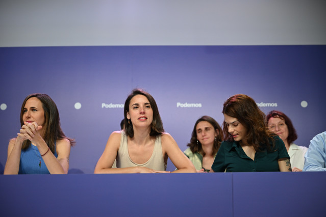 Archivo - (I-D) La portavoz de Podemos en el Congreso y secretaria general, Ione Belarra; la eurodiputada de Podemos, Irene Montero y la portavoz de Podemos, Isabel Serra, durante el Consejo Ciudadano Estatal (CCE) de Podemos en la sede del partido.