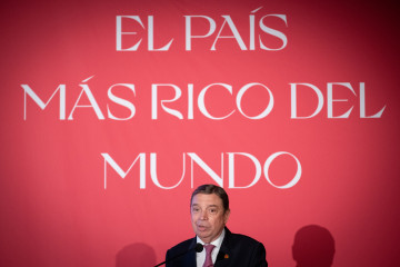 El ministro de Agricultura, Pesca y Alimentación, Luis Planas, preside el acto de la 37ª edición de los premios Alimentos de España, en el Teatro Real