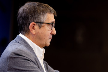 El portavoz del PSOE en el Congreso, Patxi López, durante una rueda de prensa, posterior a la Junta de Portavoces, en el Congreso, a 14 de octubre de 2025, en Madrid (España).