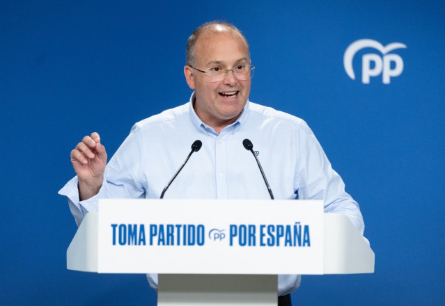 Archivo - El secretario general del PP, Miguel Tellado, en una rueda de prensa desde la sede del partido en Madrid, a 6 de agosto de 2025.