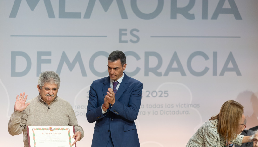 El presidente del Gobierno, Pedro Sánchez (d), y Marcel Camacho, hijo de Marcelino Camacho y Josefina Samper Rojas (i), durante un acto con motivo del 'Día de Recuerdo y Homenaje a todas las víctim