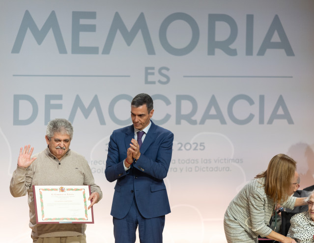 El presidente del Gobierno, Pedro Sánchez (d), y Marcel Camacho, hijo de Marcelino Camacho y Josefina Samper Rojas (i), durante un acto con motivo del 'Día de Recuerdo y Homenaje a todas las víctimas del golpe militar, la Guerra Civil y la Dictadura' en e