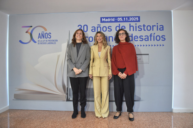 (I-D) La ministra de Sanidad, Mónica García; la vicepresidenta segunda y ministra de Trabajo y Economía Social, Yolanda Díaz, y la directora del Instituto Nacional de Seguridad y Salud en el Trabajo (INSST), Aitana Garí Pérez, durante la inauguración de l