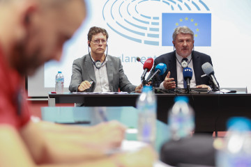 Archivo - El presidente de la delegación de la Comisión de Peticiones del Parlamento Europeo, Bogdan Rzonca, atiende a los medios de comunicaciónen Sevilla tras visitar Andalucía en mayo para reco