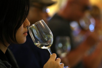 Archivo - Joven catando vino.