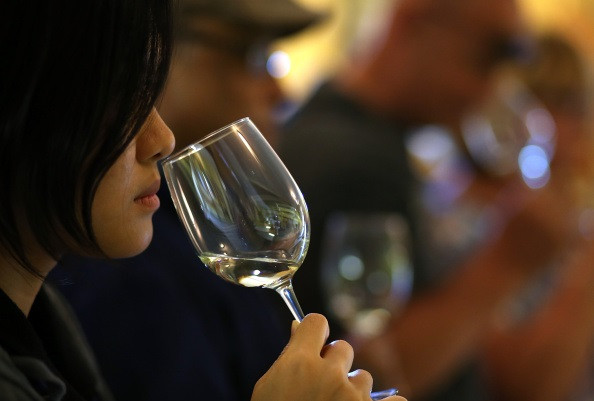 Archivo - Joven catando vino.