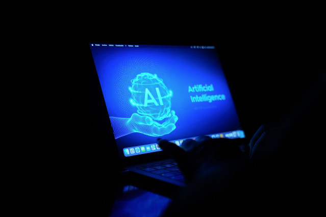 Un ordenador con las siglas AI de Artificial Intelligence (Inteligencia Artificial), a 24 de octubre de 2025, en Barcelona, Cataluña (España).