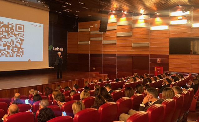 Unicaja se reúne con clientes de banca privada.