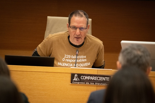 El presidente la Asociación Damnificados DANA Horta Sud Valencia, Manuel Cristian Lesaec Catalá, comparece ante la Comisión de Investigación de la dana, en el Congreso de los Diputados, a 5 de noviembre de 2025, en Madrid (España). Hoy continúan las inter