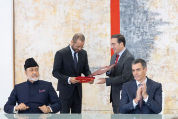 El presidente del Gobierno, Pedro Sánchez (d), preside con S.M. el Sultán de Omán, Haitham Bin Tarik (i), el acto de firma de acuerdos entre el Gobierno de España y el Gobierno del Sultanato de Om