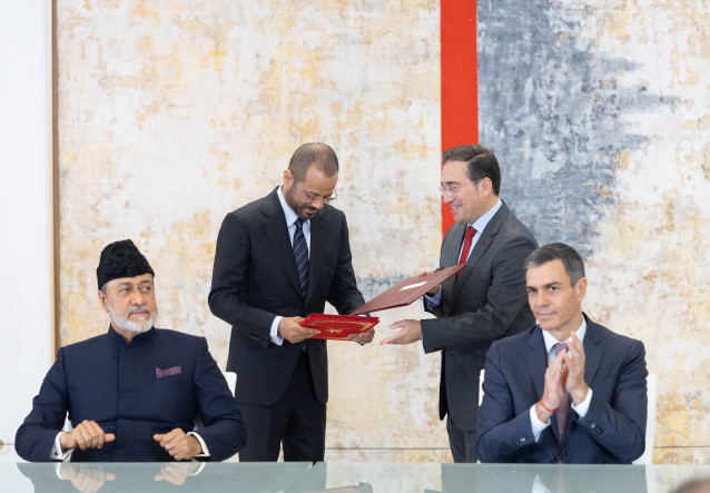 El presidente del Gobierno, Pedro Sánchez (d), preside con S.M. el Sultán de Omán, Haitham Bin Tarik (i), el acto de firma de acuerdos entre el Gobierno de España y el Gobierno del Sultanato de Omán, en el Palacio de la Moncloa