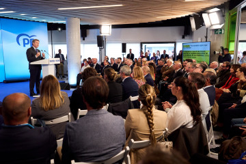El presidente del Partido Popular, Alberto Núñez Fejióo presenta en Santander el anticipo del Plan de Autónomos