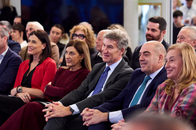 El presidente del PP, Alberto Núñez Fejióo , y la presidenta de Cantabria, María José Sáenz de Buruaga durante la presentación del Plan Nacional de Autónomos, en el Edificio Bisalia del PCTCAN, a 5 de noviembre de 2025, en Santander, Cantabria (España).