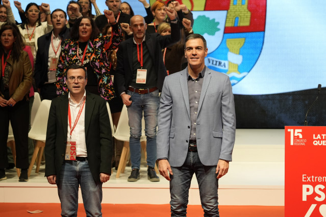 Archivo - Miguel Ángel Gallardo y Pedro Sánchez  durante la clausura del 15º Congreso del PSOE de Extremadura, en el Palacio de Congresos de Plasencia, a 19 de enero de 2025