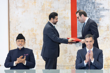 El presidente del Gobierno, Pedro Sánchez (d), preside con S.M. el Sultán de Omán, Haitham Bin Tarik (i), el acto de firma de acuerdos entre el Gobierno de España y el Gobierno del Sultanato de Om