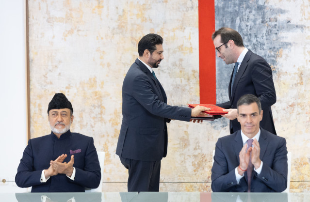 El presidente del Gobierno, Pedro Sánchez (d), preside con S.M. el Sultán de Omán, Haitham Bin Tarik (i), el acto de firma de acuerdos entre el Gobierno de España y el Gobierno del Sultanato de Omán, en el Palacio de la Moncloa, a 5 de noviembre de 2025.