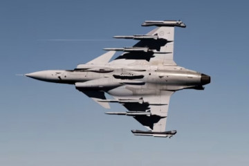 Archivo - Vista de los sistemas de lanzamiento de misiles en la parte baja de un caza Gripen