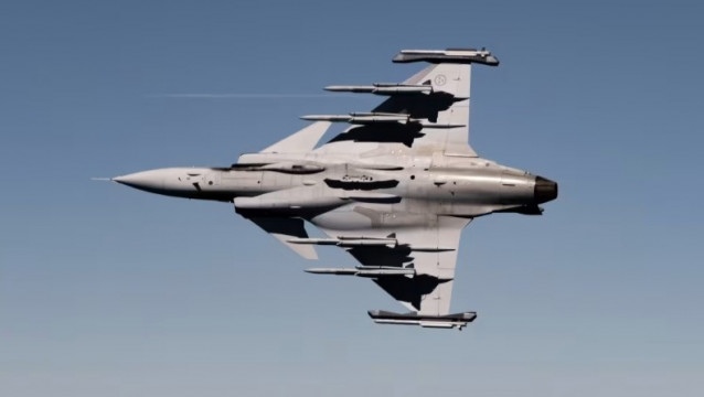 Archivo - Vista de los sistemas de lanzamiento de misiles en la parte baja de un caza Gripen