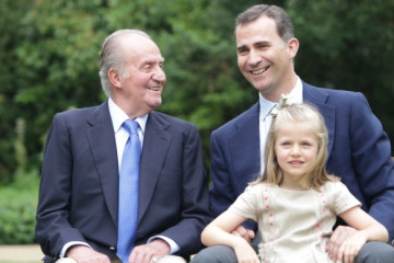 Archivo - El Rey Don Juan Carlos, su hijo Felipe cuando era Príncipe y la entonces Infanta Leonor
