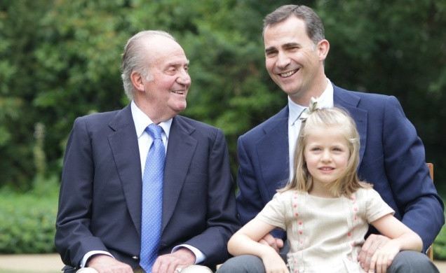 Archivo - El Rey Don Juan Carlos, su hijo Felipe cuando era Príncipe y la entonces Infanta Leonor