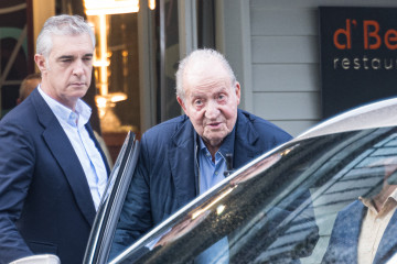 El Rey emérito Juan Carlos I a su salida del restaurante D’Berto, a 5 de noviembre de 2025, en O Grove, Pontevedra