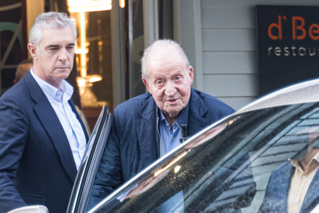 El Rey emérito Juan Carlos I a su salida del restaurante D’Berto, a 5 de noviembre de 2025, en O Grove, Pontevedra