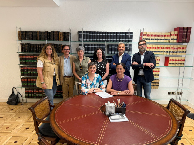 Archivo - CEAV y Valorian firman el acuerdo el pasado mes de junio para una subida salarial del 3% en las agencias de viajes en 2025.