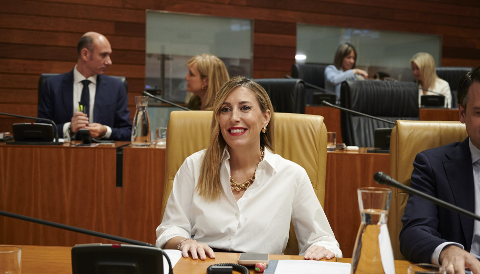 Archivo - La presidenta de la Junta de Extremadura, María Guardiola, durante un pleno ordinario de la Asamblea de Extremadura.
