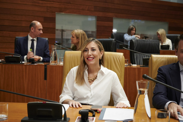 Archivo - La presidenta de la Junta de Extremadura, María Guardiola, durante un pleno ordinario de la Asamblea de Extremadura.