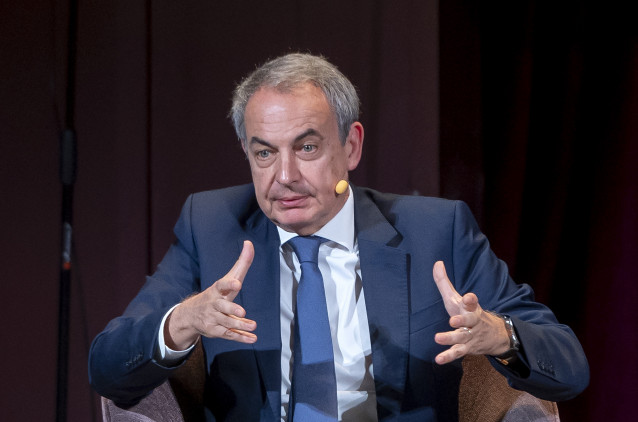 El expresidente del Gobierno José Luis Rodríguez Zapatero participa en ‘Los Desayunos del Ateneo’, en el Ateneo de Madrid, a 3 de noviembre de 2025, en Madrid (España).