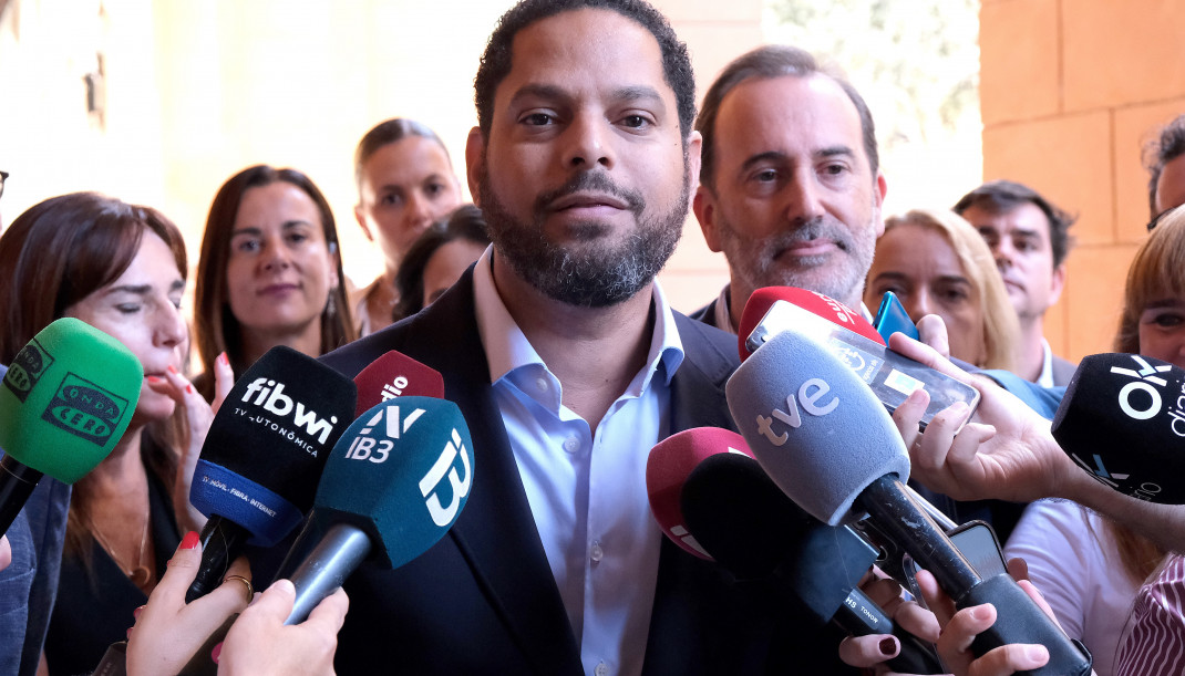 Archivo - El secretario general de VOX, Ignacio Garriga, atiende a los medios durante su visita al Parlament Balear, a 17 de septiembre de 2025, en Palma de Mallorca, Mallorca, Baleares (España).