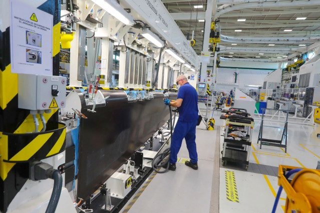 Archivo - Operario trabajando en una fábrica