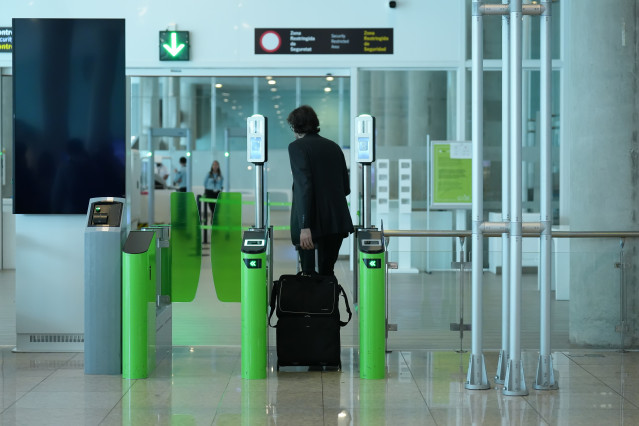 Archivo - Viajeros en la T1 del Aeropuerto de Barcelona-El Prat gestionado por Aena