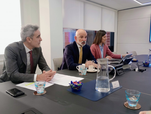 Archivo - Roberto Tobillas, Mikel Barandiaran y Patricia Berjón, de Dominion