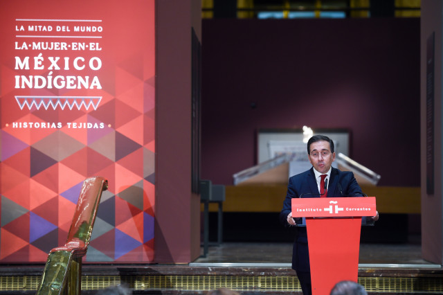 El  ministro de Asuntos Exteriores, Unión Europea y Cooperación, José Manuel Albares, preside la inauguración de la exposición 'La mitad del mundo. La mujer en el México indígena', a 31 de octubre de 2025, en Madrid